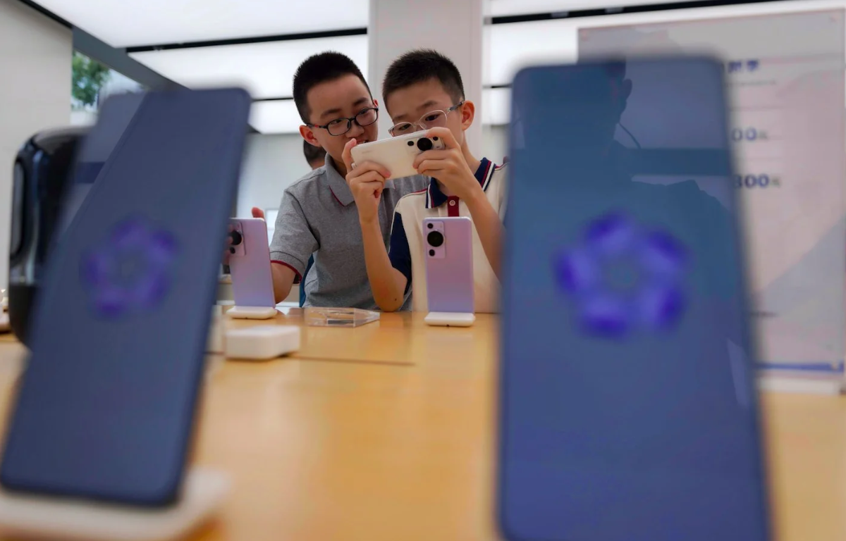 New Phone Sparks Worry: Has China Found a Way Around US Tech Limits